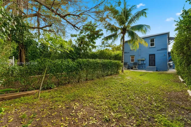 a view of a house with a backyard