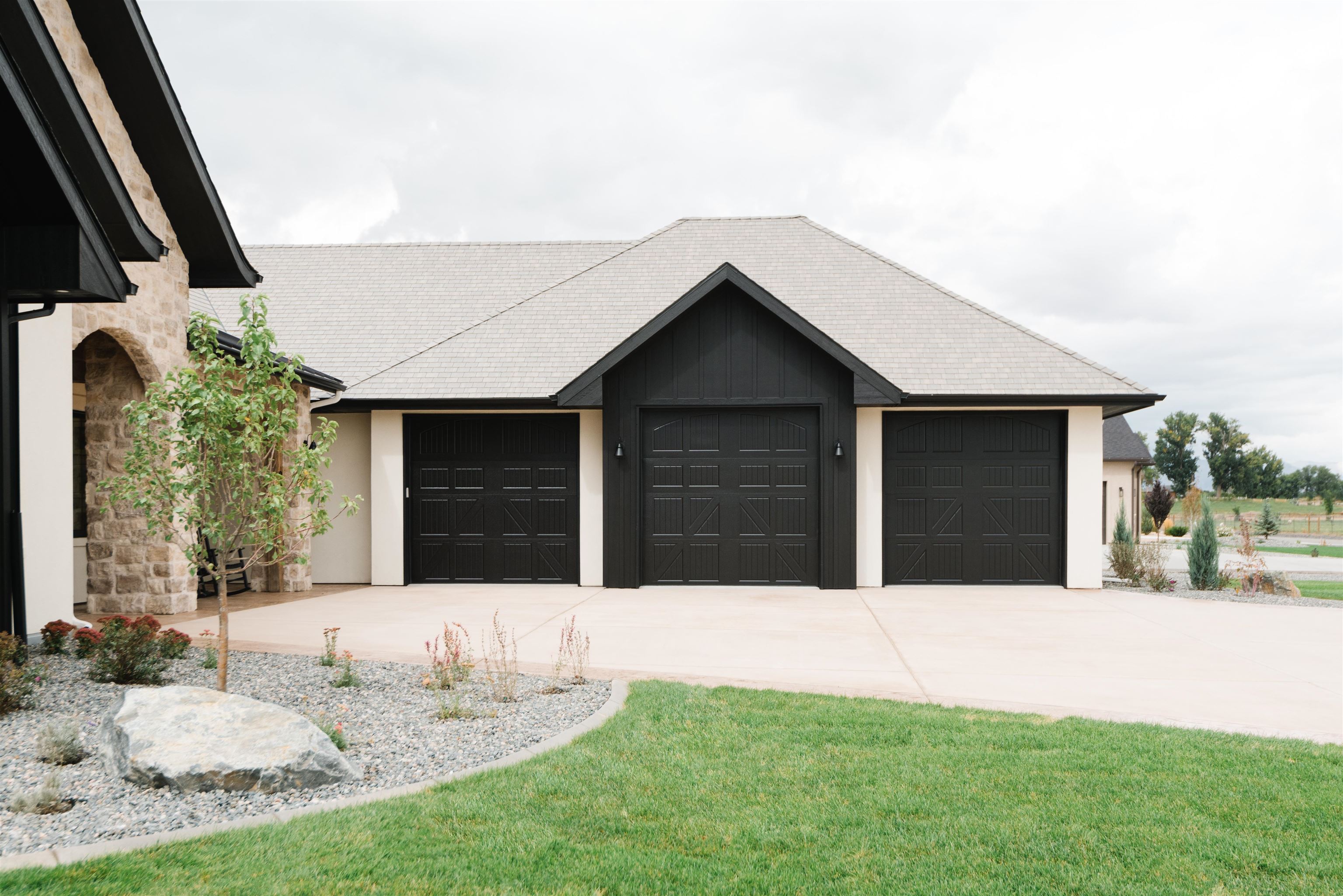 983 Farm House Road Grand Junction, CO 81505 - Photo 4 of 34 a house that has tree in front of it