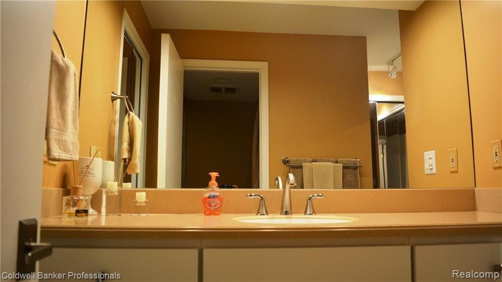 1750 Vernier Road, Unit 9 Grosse Pointe Woods, MI 48236 - Photo 25 of 37