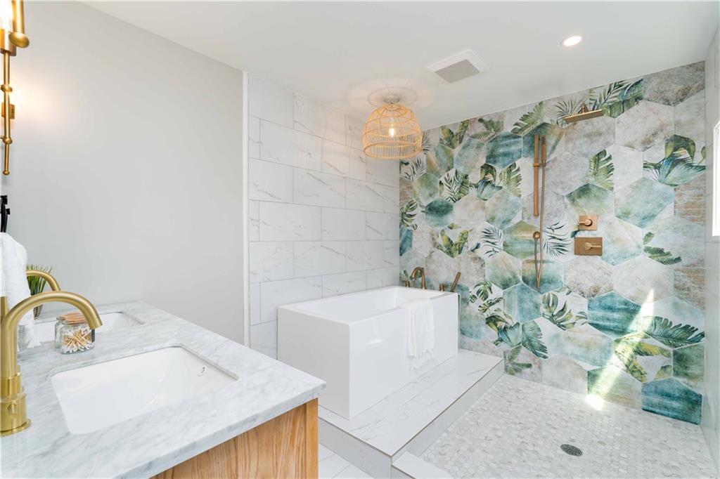 712 Cedar Avenue Pittsburgh, PA 15212 - Photo 24 of 25 a bathroom with a bathtub and a sink