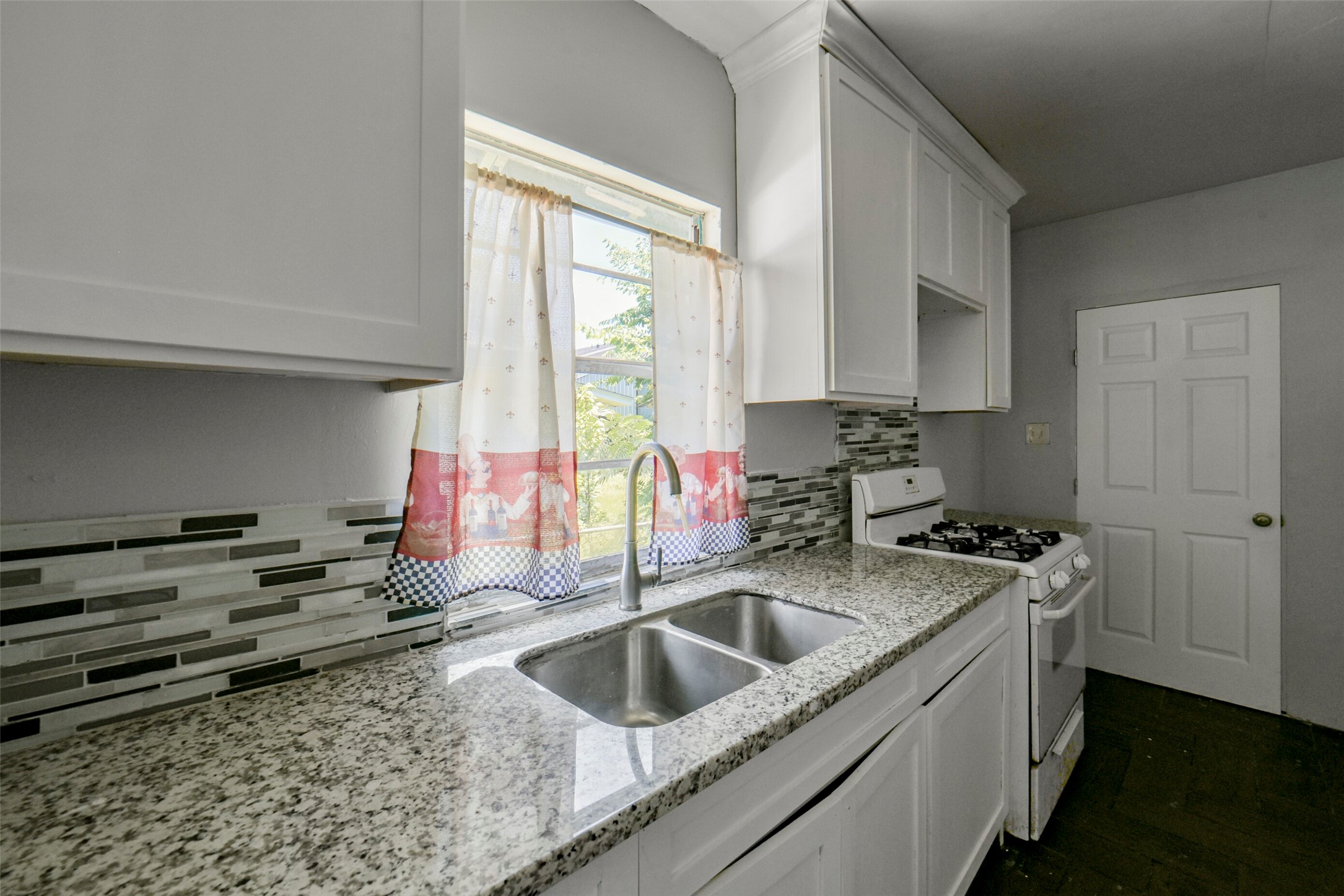 220 Engel Street Houston, TX 77011 - Photo 16 of 29 Kitchen