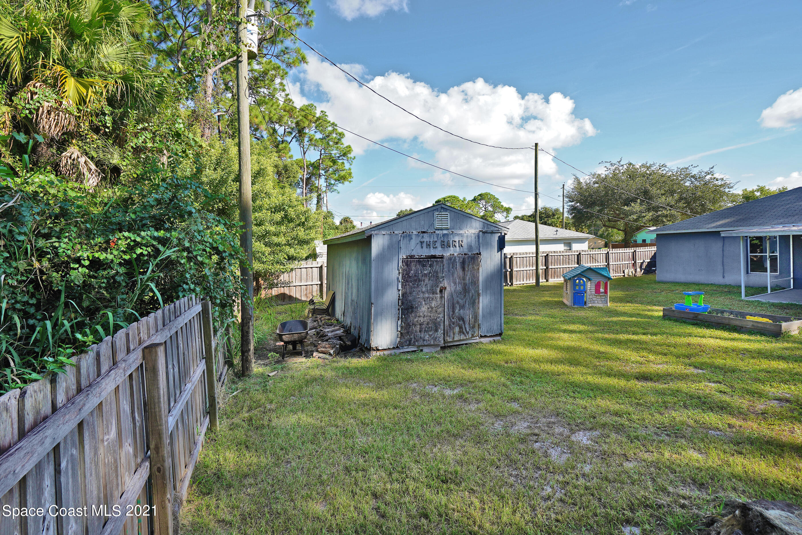 905 Macco Road Cocoa, FL 32927 - Photo 19 of 27 a backyard of a house with table and chairs