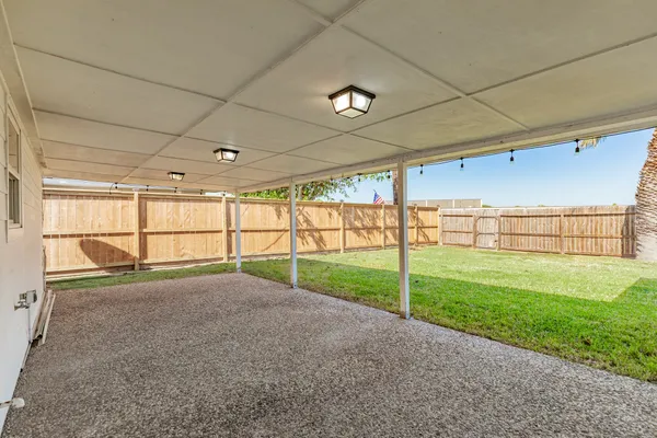 a view of a backyard