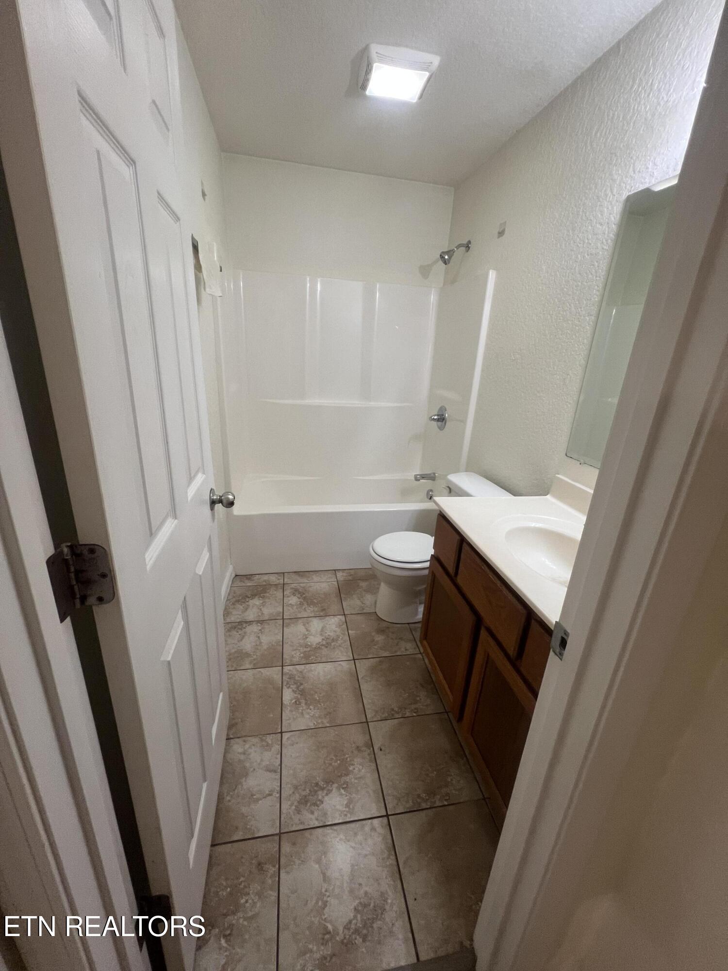5629 Ridgewood Road Knoxville, TN 37918 - Photo 8 of 11 Guest bath
