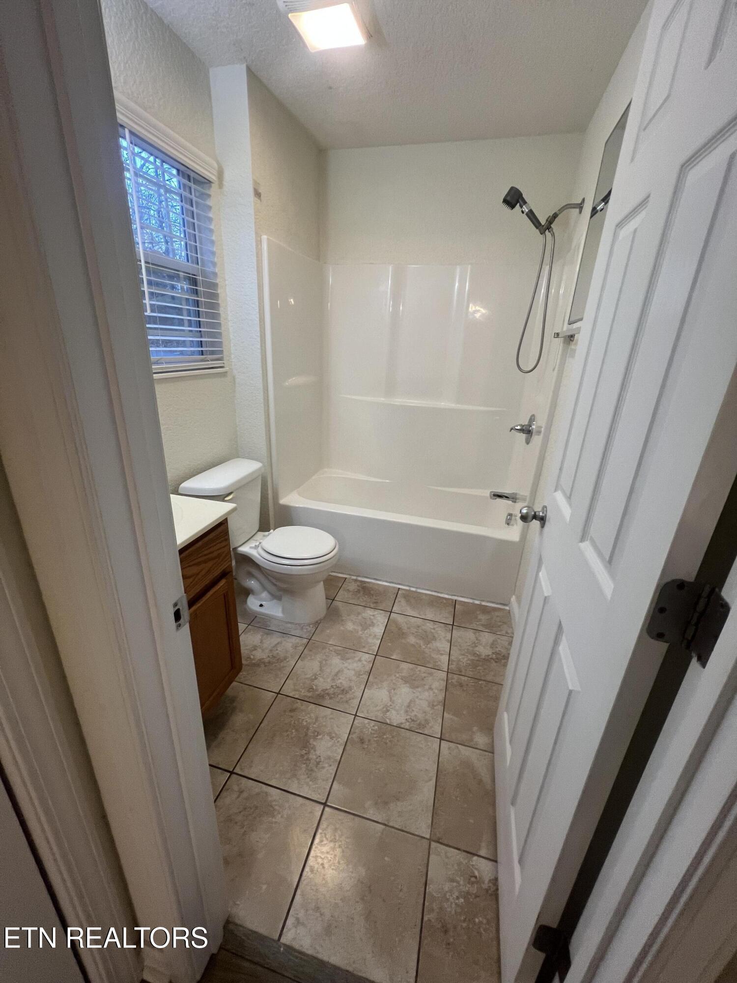 5629 Ridgewood Road Knoxville, TN 37918 - Photo 10 of 11 Primary bath