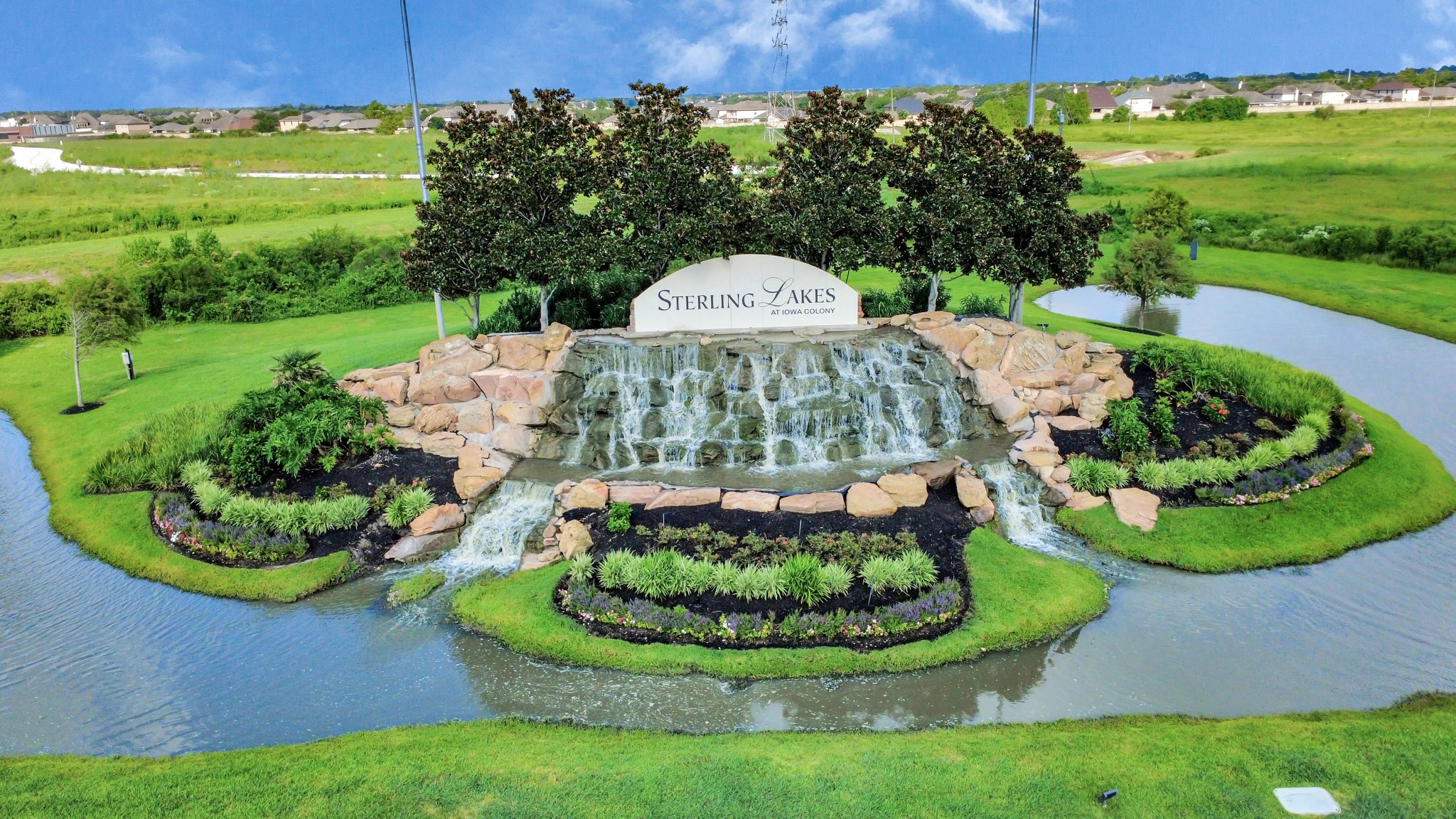9511 Emerald Lakes Drive Rosharon, TX 77583 - Photo 38 of 38 a view of a backyard with plants and outdoor seating