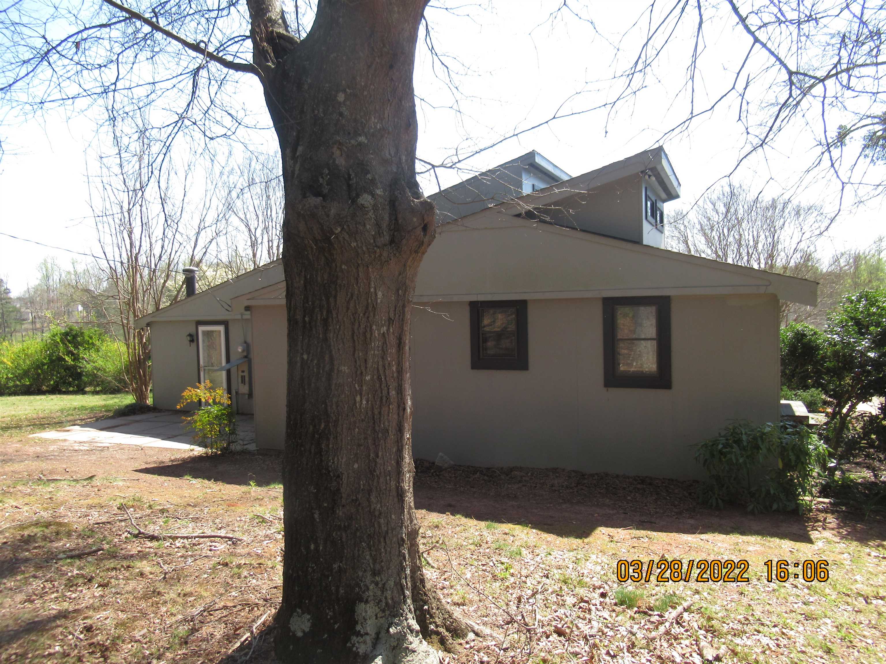 335 Strickland Road Campobello, SC 29322 - Photo 3 of 18