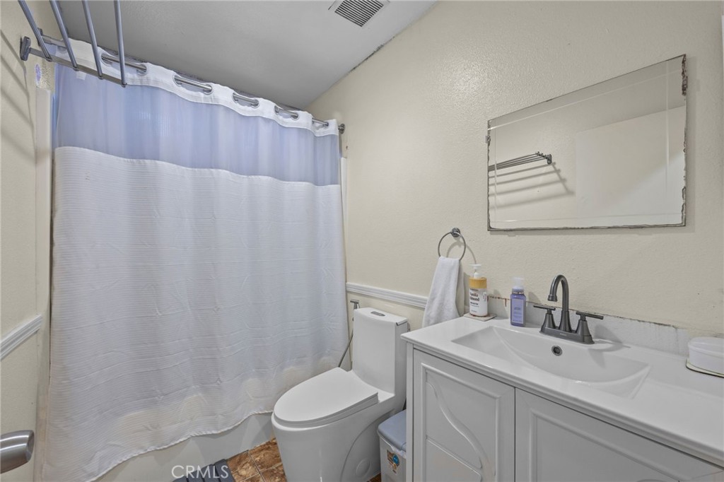 11918 Cedarvale Street Norwalk, CA 90650 - Photo 14 of 26 Master's en-suite bathroom