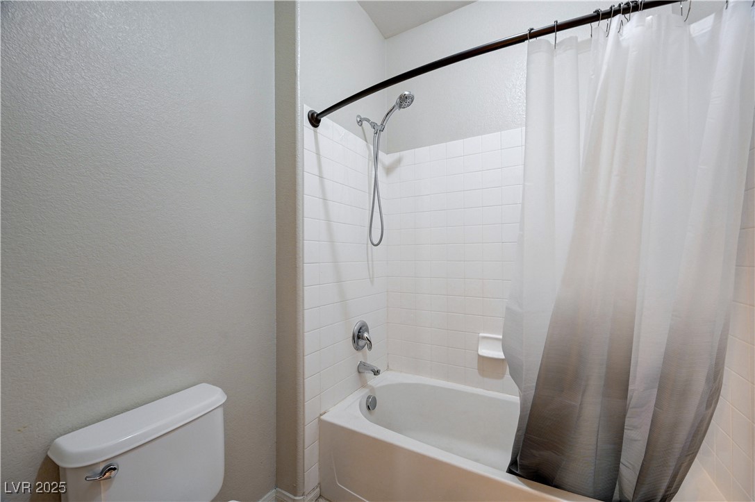 8810 Arroyo Azul Street Las Vegas, NV 89131 - Photo 44 of 83 3rd Bathroom