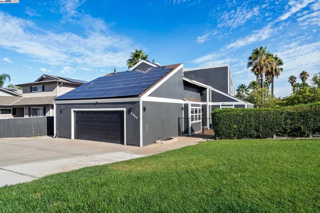 a view of a yard in front of house