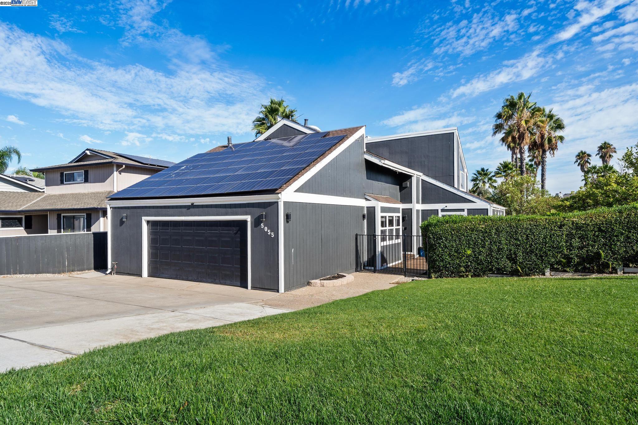 a view of a yard in front of house
