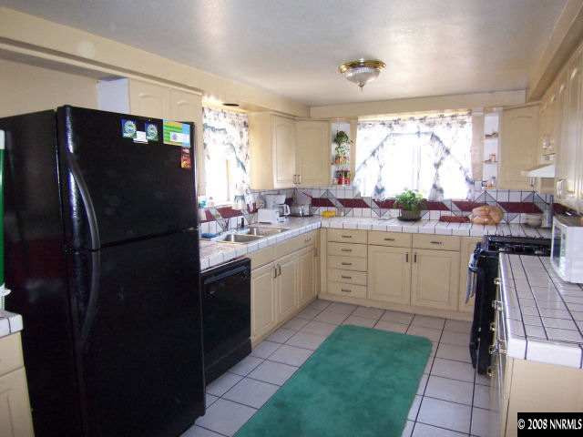 1620 Trainer Way Reno, NV 89512 - Photo 2 of 9 a kitchen with a sink stove and refrigerator