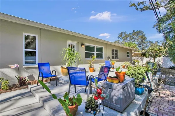 a view of a house with backyard and sitting area
