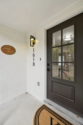 a view of empty room with window