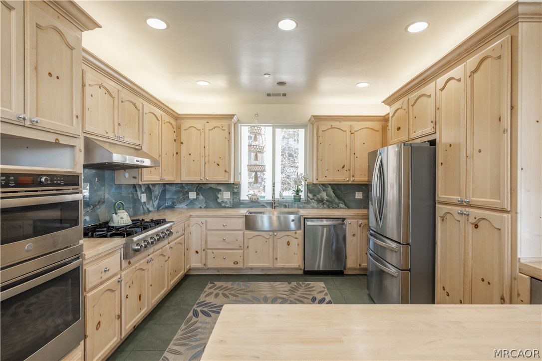 277 Grizzly Road Lake Arrowhead, CA 92352 - Photo 8 of 33 a kitchen with a refrigerator stove and sink