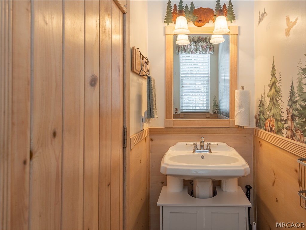 277 Grizzly Road Lake Arrowhead, CA 92352 - Photo 9 of 33 a bathroom with a sink a toilet and shower curtain