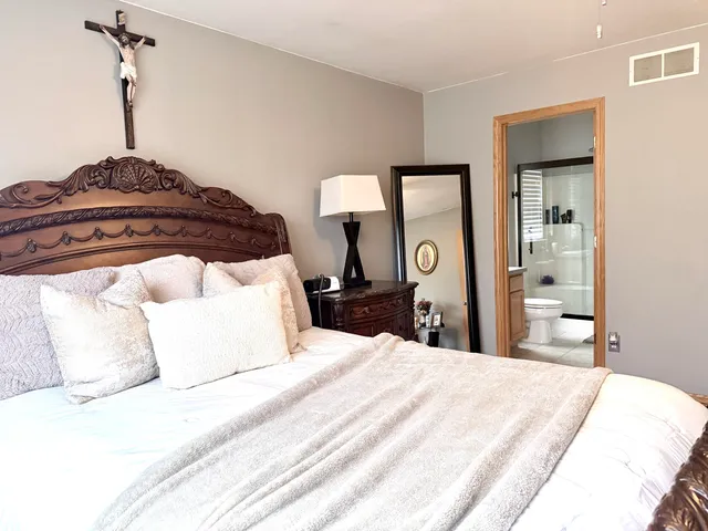 $469,900 | 3010 West Kimberly Avenue, Greenfield, WI 53221