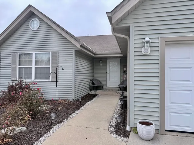 $469,900 | 3010 West Kimberly Avenue, Greenfield, WI 53221