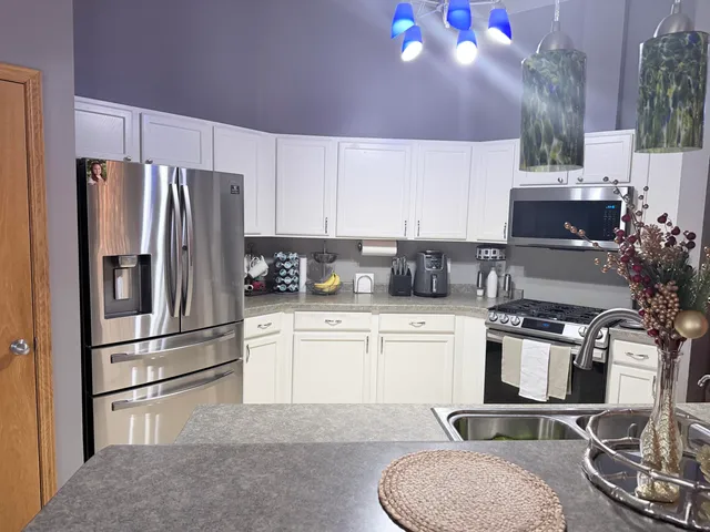 $469,900 | 3010 West Kimberly Avenue, Greenfield, WI 53221