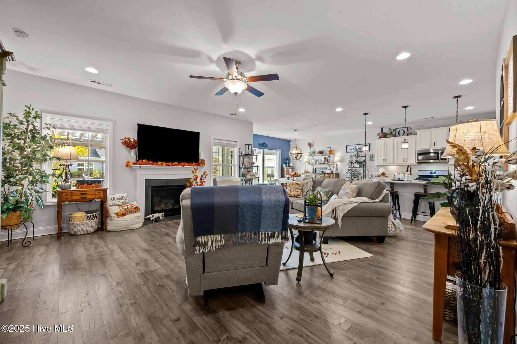 5229 Nat'l Gdn Trail Winnabow, NC 28479 - Photo 23 of 50 Living Room