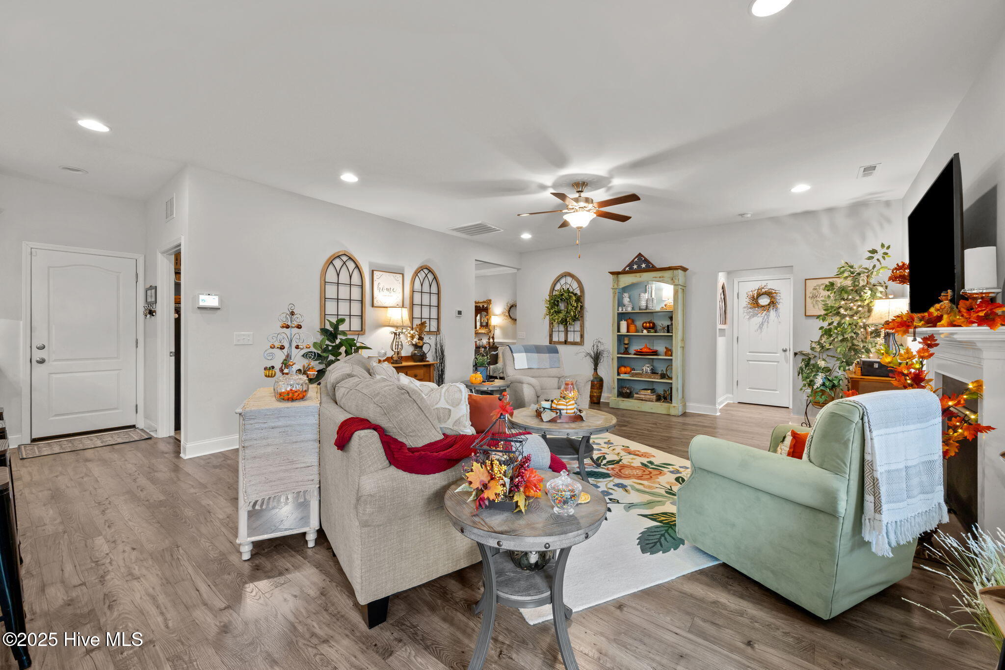 5229 Nat'l Gdn Trail Winnabow, NC 28479 - Photo 27 of 50 Living Room