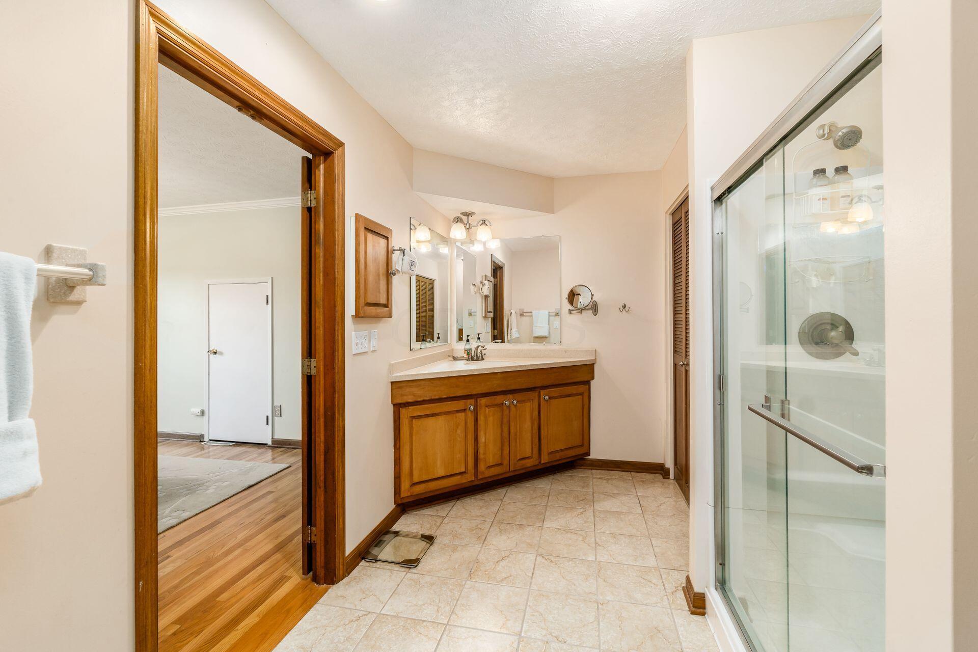 1480 Windham Road Columbus, OH 43220 - Photo 44 of 79 Large owner's bathroom