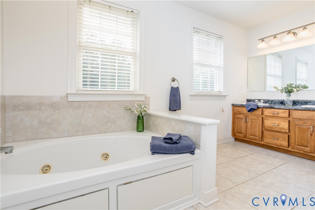 20411 Horseshoe Road Carson, VA 23830 - Photo 35 of 35 Spacious bathroom featuring a white soaking tub wi