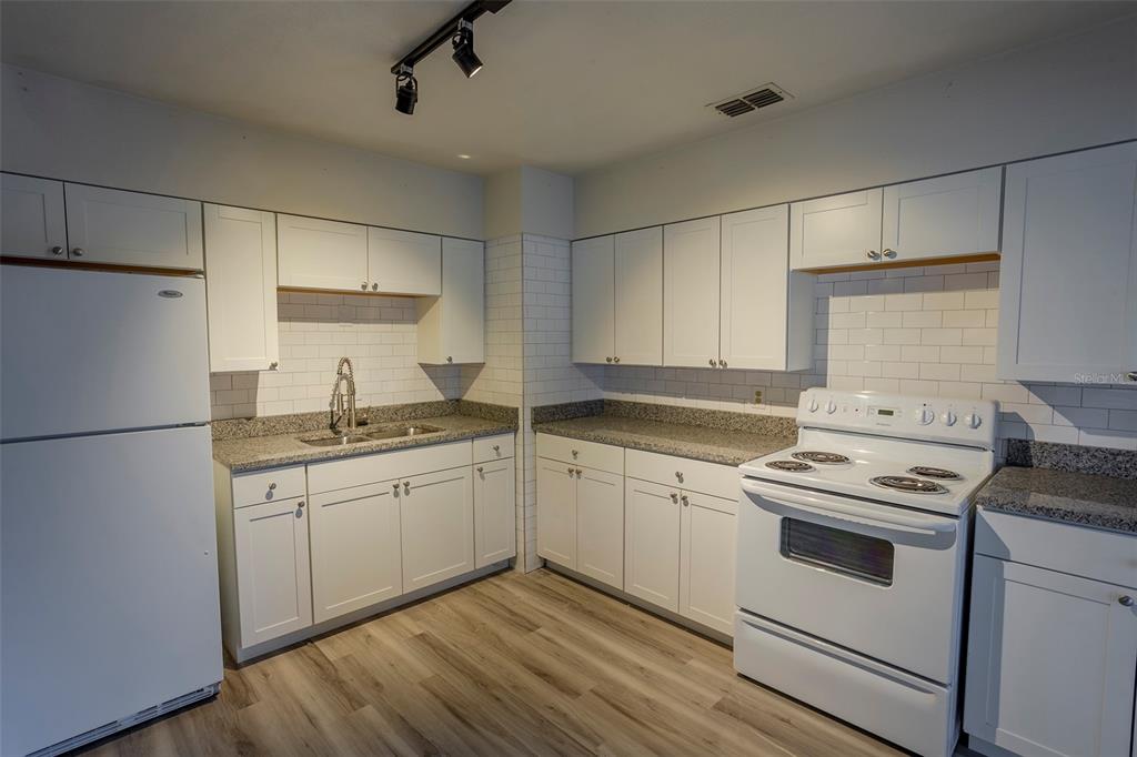 1102 Sunset Point Road Clearwater, FL 33755 - Photo 5 of 37