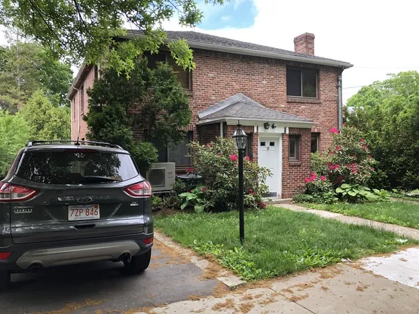 $4,400 | 9 Reservoir Road, Unit 2, Brookline, MA 02467