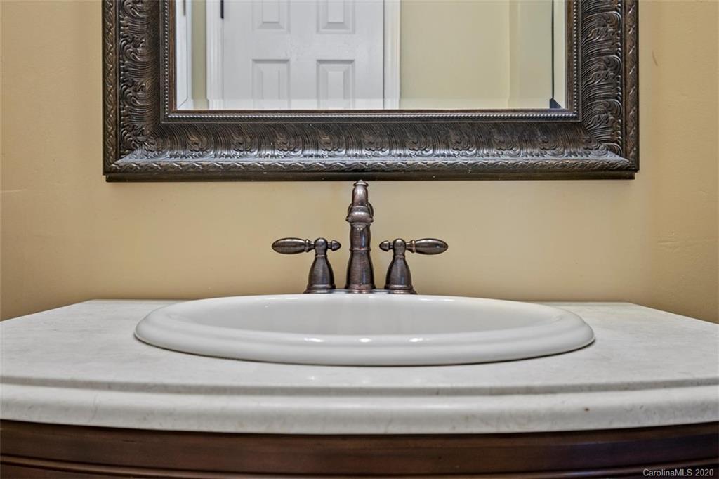 232 Queens Road, Unit 39 Charlotte, NC 28204 - Photo 27 of 29 a bathroom with a sink