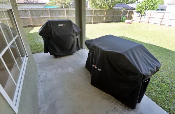 a view of a livingroom with furniture and a ceiling fan