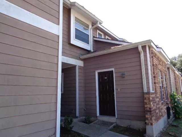 $2,300 | 2425 Oxford Place, Unit 113, Gretna, LA 70056