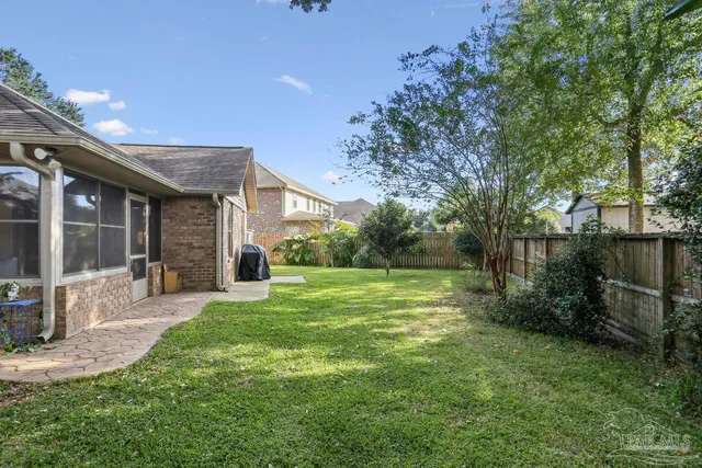 a view of a house with backyard
