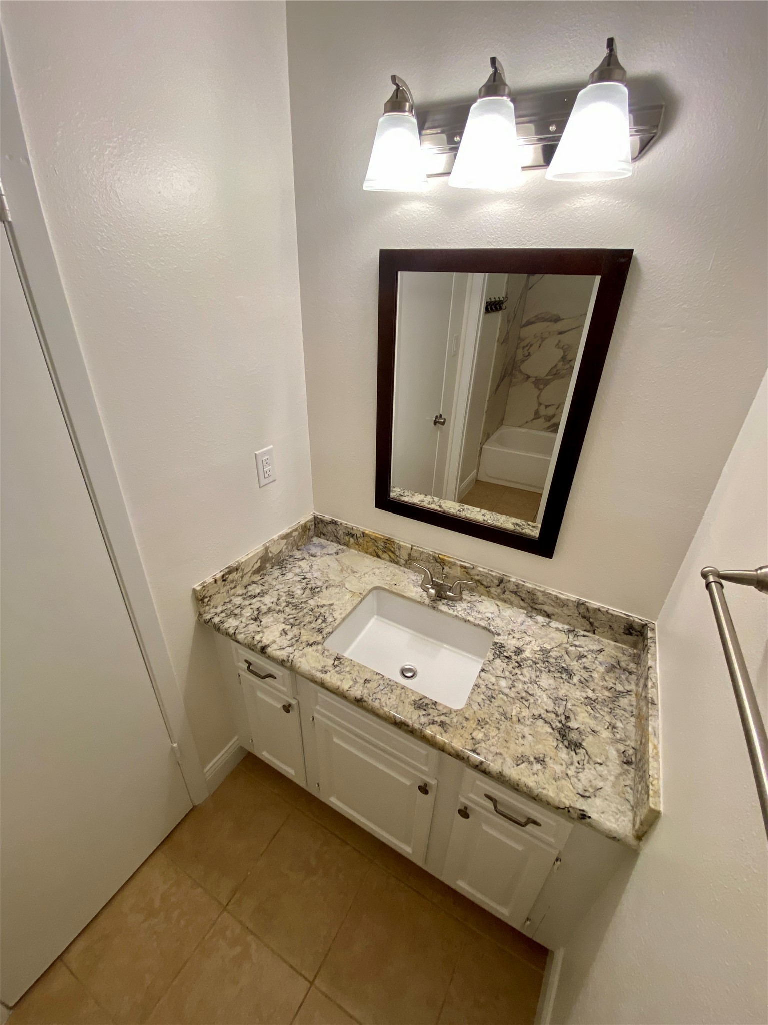 2 North Waxberry Road The Woodlands, TX 77381 - Photo 23 of 28 Bathroom 2