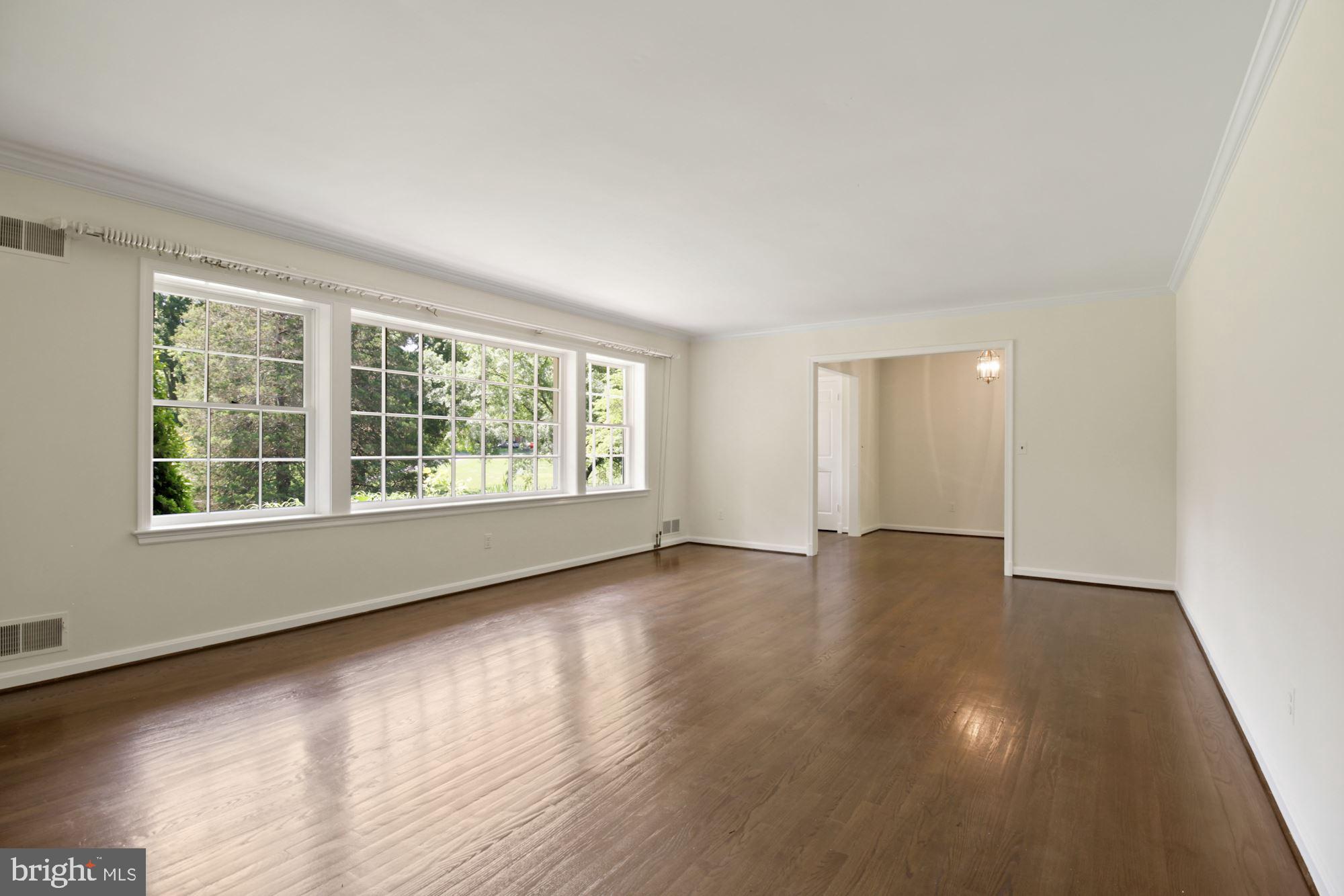 11009 Cripplegate Road Potomac, MD 20854 - Photo 3 of 31 Main Floor Living Room