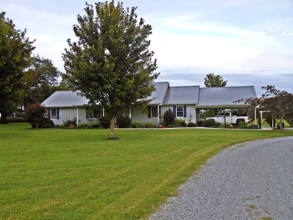 214 Hotel Road Flintville, TN 37335 - Photo 2 of 18 a front view of a house with garden