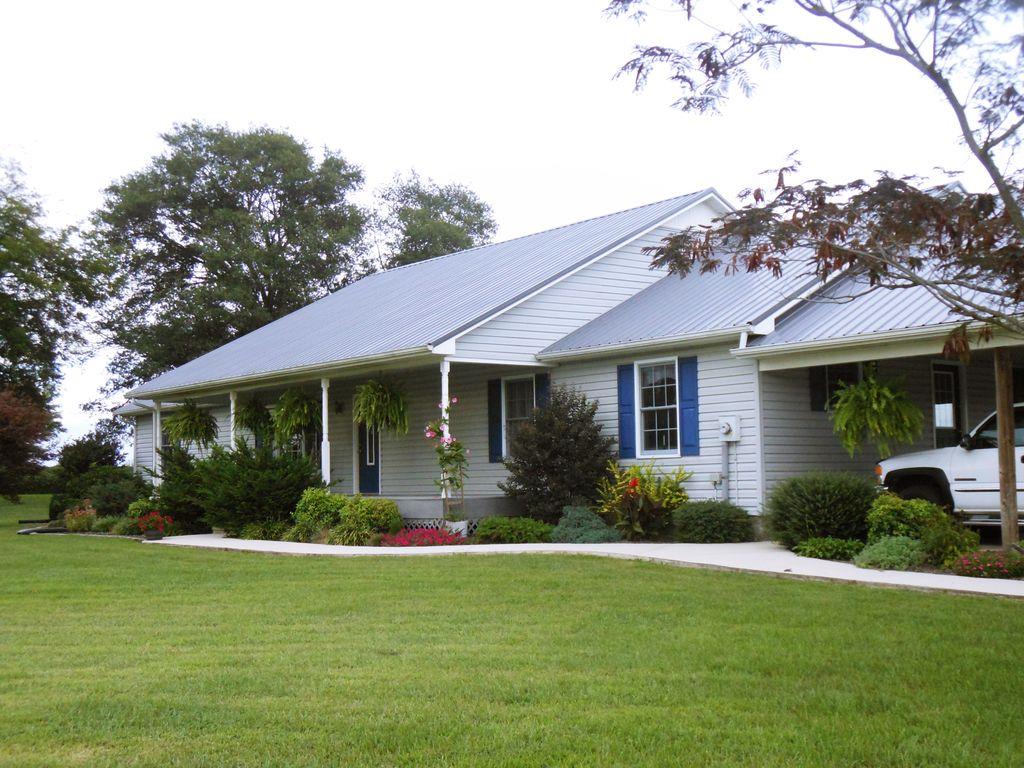 214 Hotel Road Flintville, TN 37335 - Photo 3 of 18 a front view of a house with garden