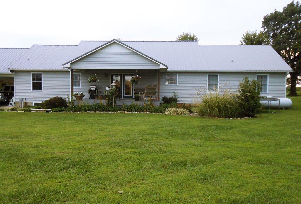 214 Hotel Road Flintville, TN 37335 - Photo 4 of 18 a front view of a house with garden