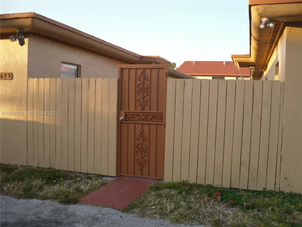 a view of a back yard