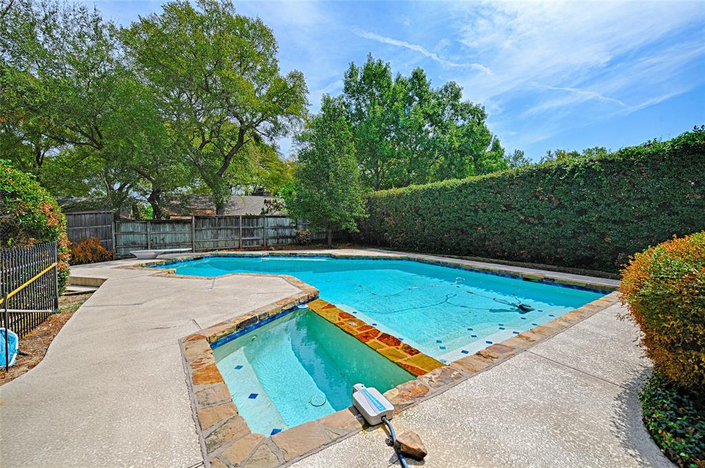 3004 Wingren Road Irving, TX 75062 - Photo 17 of 18 Swimming pool with integrated spa and stone coping