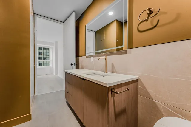 $1,290,000 | 146 West 57th Street, Unit 52E | Theater District