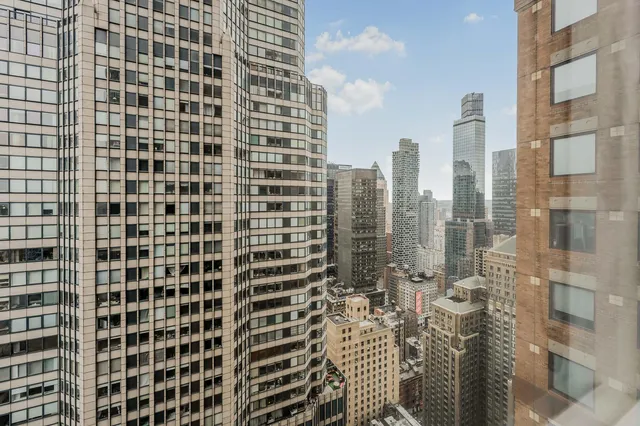 $1,290,000 | 146 West 57th Street, Unit 52E | Theater District