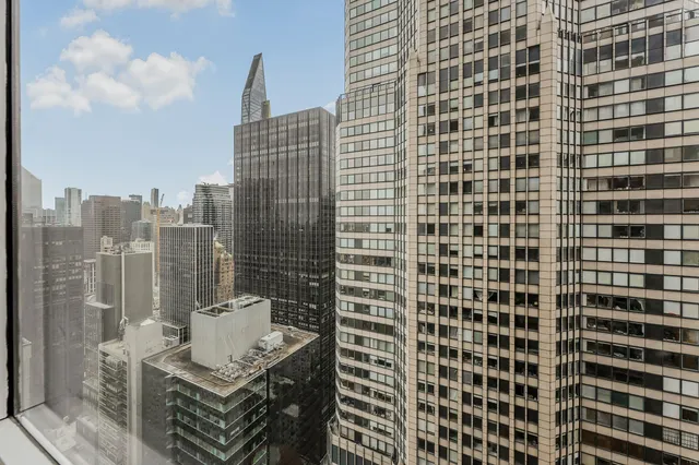 $1,290,000 | 146 West 57th Street, Unit 52E | Theater District