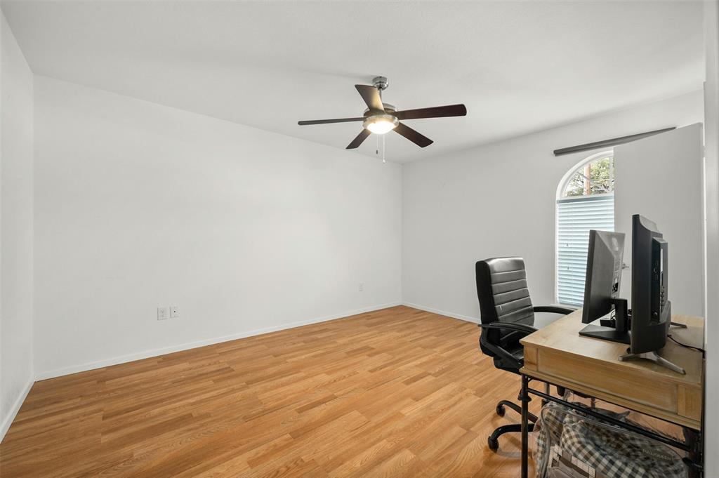 910 Duncan Lane, Unit 19 Austin, TX 78705 - Photo 9 of 13 a workspace with furniture