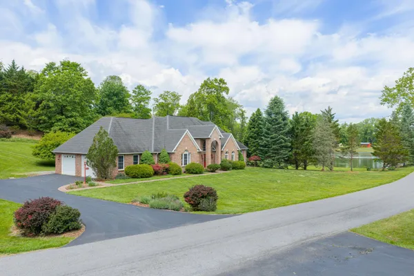 $649,950 | 525 Orchard Lake Drive, Daleville, VA 24083