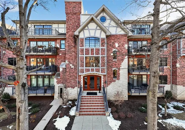 $1,449,000 | 622 Forest Court, Unit 4A, Clayton, MO 63105