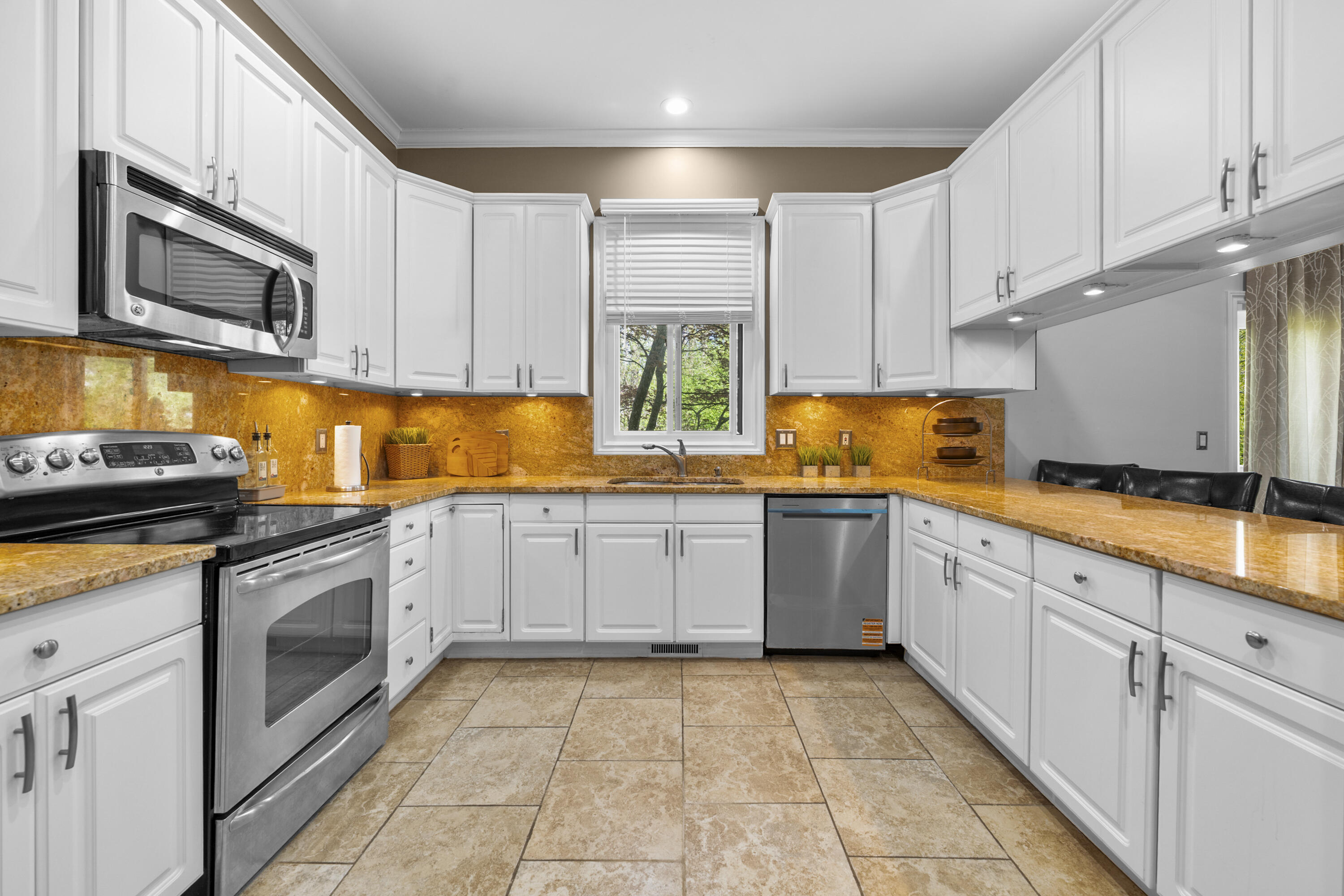2119 Rochelle Park Drive Rochester Hills, MI 48309 - Photo 12 of 42 UPDATED APPLIANCES