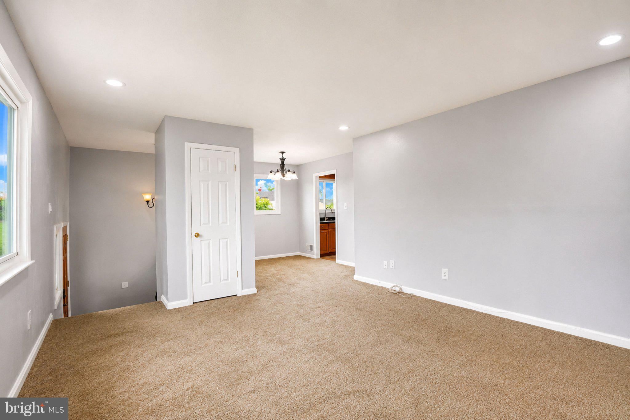 5712 Ash Drive Springfield, VA 22150 - Photo 8 of 38 Spacious, light-filled living area.