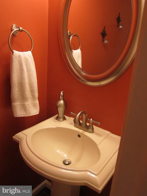 2504 South Walter Reed Drive, Unit 2 Arlington, VA 22206 - Photo 14 of 19 Bath