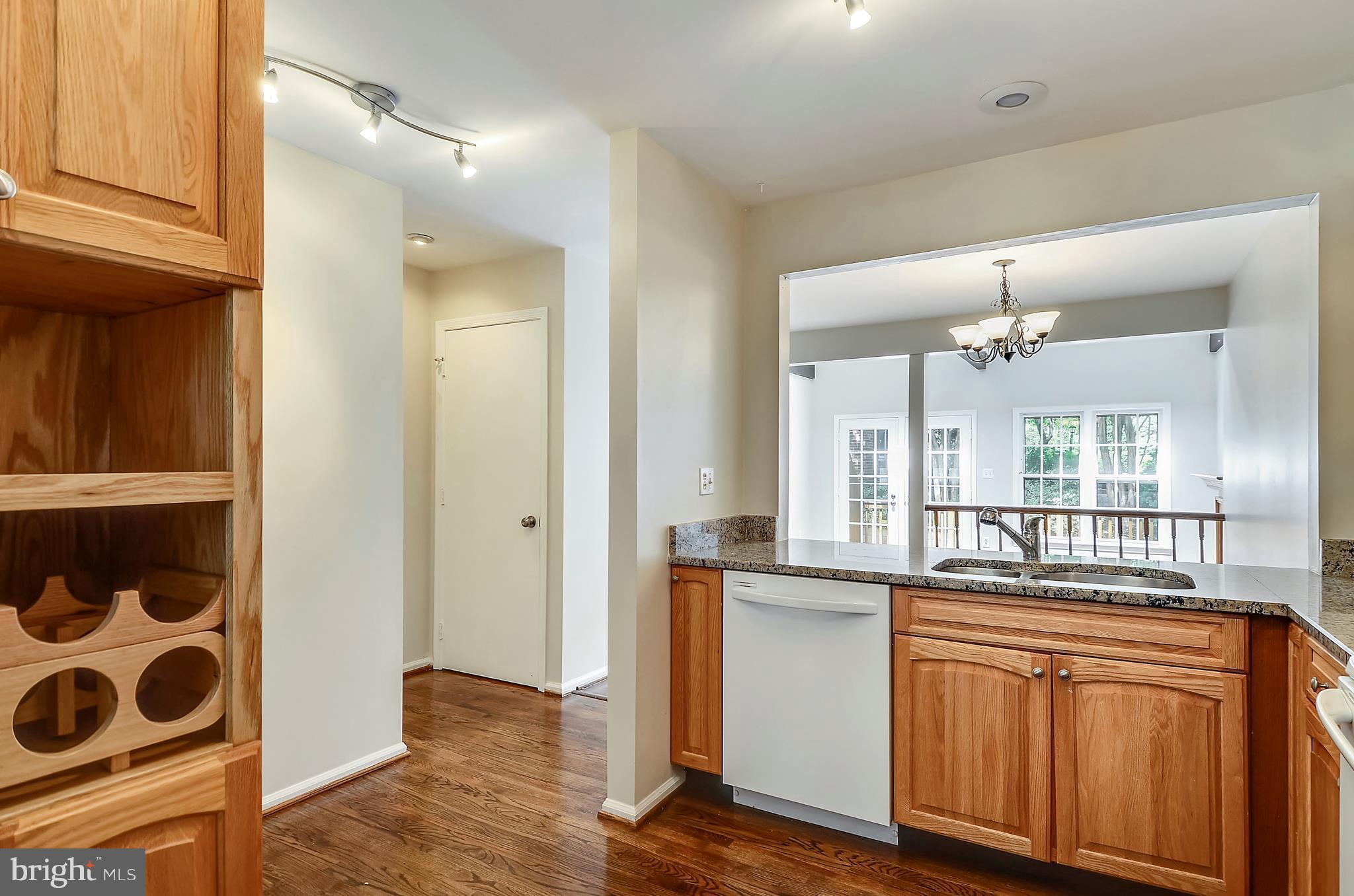 2504 South Walter Reed Drive, Unit 2 Arlington, VA 22206 - Photo 9 of 19 Kitchen